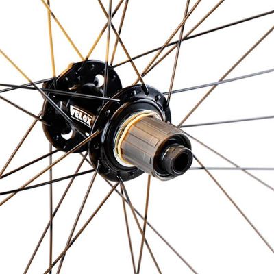 ROUE VTT 27.5+" AR K7 JANTE NOIR MACH1 TRUCKY30. DISQUE 6T 9/10/11V AXE TRAVERSANT 12X142