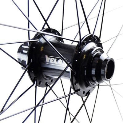 ROUE VTT 27.5+" AV JANTE NOIR MACH1 TRUCKY 30 TUB.READY DISQUE 6T AXE.TRAVERSANT 20X110